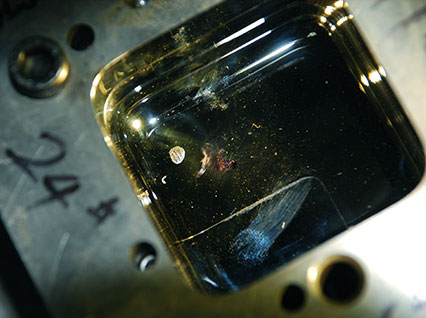 <a href='http://m.pzmama.cn/product/3.htm' class='text_a'>模具激光焊機(jī)</a>修復(fù)鏡面模具效果